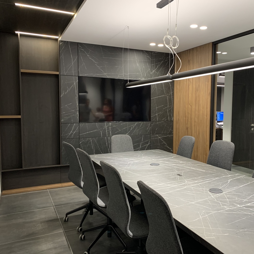 Falburkolatba Süllyesztett Kijelzővel, Polcokkal